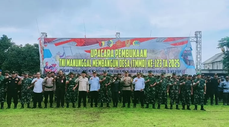 Danrem 081/DSJ, Asisten 1 Setdakab, Ketua DPRD, Dandim 0807, Kepala BNNK dan Wakapolres Tulungagung foto bersama dengan personel TMMD usai upacara pembukaan di lapangan Desa/Kecamatan Sendang