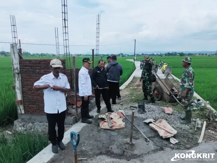 Kadis Pertanian Tulungagung Suyanto saat meninjau pembangunan sumur bor di Desa Bulus Kecamatan Bandung