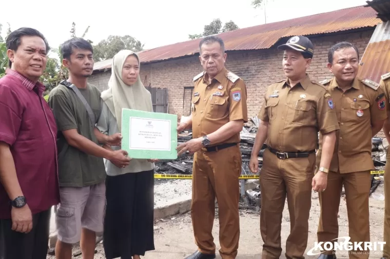 Wawako Payakumbuh Serahkan Bantuan untuk Korban Kebakaran di Jalan Pacuan