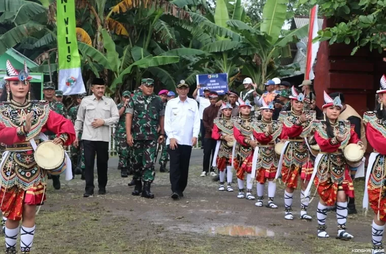 Keterangan foto dalam: Kedatangan Danrem 081/DSJ, Asisten 1 Setdakab, Ketua DPRD Tulungagung bersama rombongan disambut tarian reog kendang khas Tulungagung