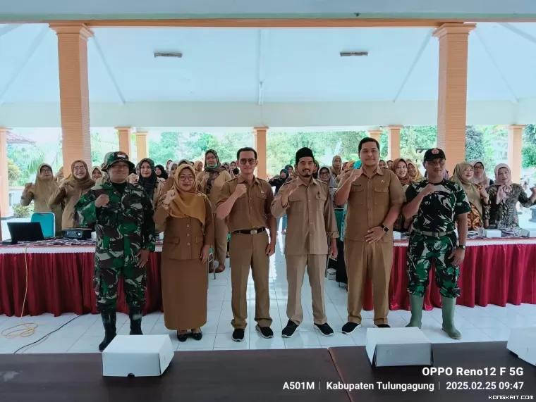 Keterangan foto dari kanan : Batiter Satgas TMMD ke 123 Serma Rahmat Wiryadi, Rudi Prastyo staf PSM DPMD Tulungagung, Sekdes Sendang Imam Mustakim dan Nara sumber foto bersama dengan peserta sosialisasi