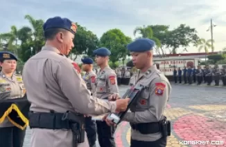 Berprestasi di Tingkat Daerah dan Nasional, 2 Personil Batalyon A Brimob Kaltim Terima Penghargaan Komandan Satuan