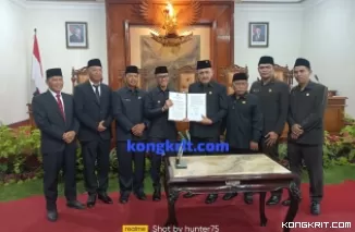 foto dari kiri : Wabup terpilih Ahmad Baharudin, Bupati terpilih Gatut Sunu Wibowo, Sekdakab Tri Hariadi, Pj Bupati Heru Suseno, Ketua DPRD Marsono, Wakil Ketua DPRD Abdullah Ali Munib, Ebin Sunaryo, Sabar.