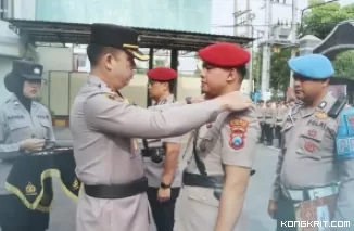 Kapolres Tulungagung AKBP Muhammad Taat Resdi memimpin Upacara Sertijab Kasat Resnarkoba di halaman Mapolres setempat