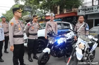 Kapolres Tulungagung didampingi Wakapolres dan Kanit Gakkum SatLantas Polres Tulungagung mengecek kesiapan personel dan sarana prasarana operasi keselamatan Semeru 2025 di halaman Mapolres