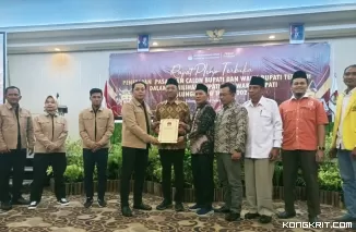 Ketua KPU Tulungagung saat menyerahkan Berita Acara penetapan pasangan GaBah