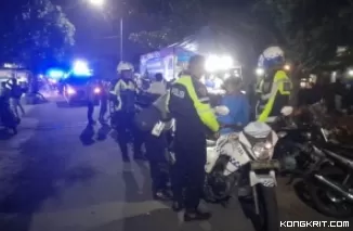 Personel gabungan Polres Tulungagung saat merazia pengendara motor