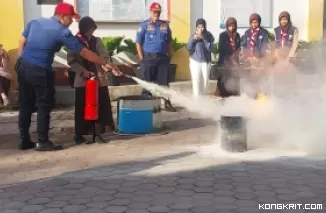 Pemadam Kebakaran Padang Edukasi Siswa dan Tenaga Pendidik di SMP Negeri 8 dalam Program Damkar Goes to School