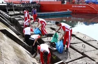 Polres Kepulauan Mentawai Gelar Aksi Bersih-Bersih di Dermaga Tuapejat dan Pantai Jati