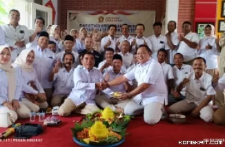 Ketua DPC Gerindra Tulungagung Ahmad Baharudin (tengah kopyah hitam) bersama struktural partai dan PAC