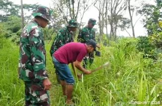 Keterangan foto utama : Satgas TMMD ke 123 bersama warga tanam ribuan pohon buah di wilayah Desa Nglurup dan Sendang