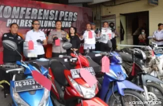 Wakapolres, Kasat Reskrim dan Kasi Humas Polres Tulungagung saat menunjukkan BB Curanmor