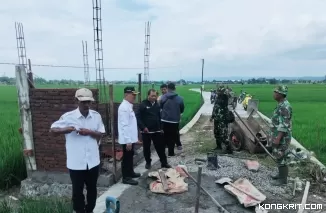 Kadis Pertanian Tulungagung Suyanto saat meninjau pembangunan sumur bor di Desa Bulus Kecamatan Bandung