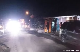 Truk Fuso Bermuatan Pakan Ikan Terbalik di Kelurahan Ngulak, Sanga Desa, Gegerkan Warga