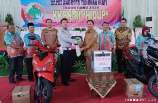 Wabup Tulungagung Ahmad Baharudin saat menyerahkan hadiah secara simbolis kepada salah satu pemenang undian