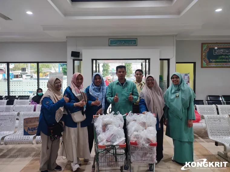 Angkatan 90 Bukittinggi Salingka Agam Bagikan 1.000 Takjil di Tiga Rumah Sakit Bukittinggi