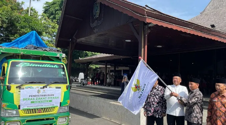 Bupati bersama Wabup didampingi Sekdakab berangkatkan pendistribusian zakat fitrah di dari halaman Pendopo Kongas Arum Kusumaning Bongso