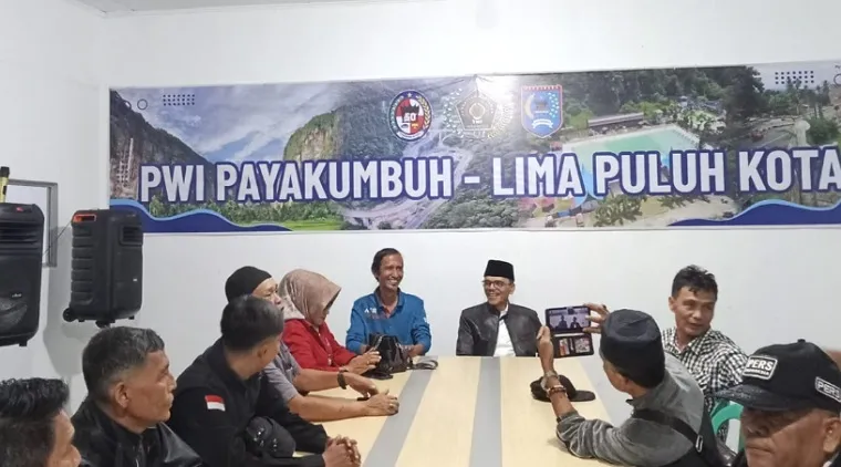 Bupati Lima Puluh Kota periode 2021--2024, Safaruddin berbincang - bincang dengan para wartawan sebelum masuk waktu berbuka puasa