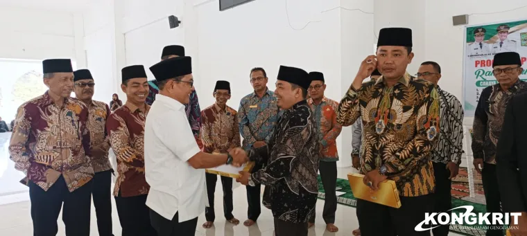 Bupati Padang Pariaman Serahkan Bantuan Zakat Ramadhan Berkah 1446 H di Masjid Raya IKK