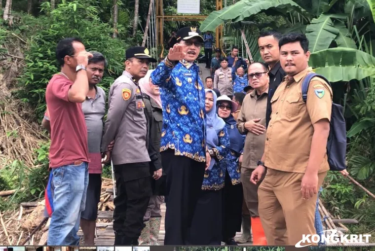 Bupati Pesisir Selatan Tinjau Jembatan Putus Akibat Banjir Bersama Komisi VIII DPR RI