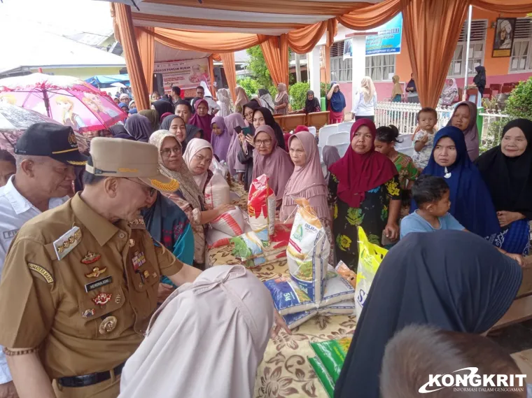 Foto Bupati Pessel, Hendrajoni, dengan didampingi Kepala Dinas Pangan dan Perikanan, Firdaus, saat meninjau operasi pasar murah di Balai Kamih Koto Baru, Nagari Kambang, Kecamatan Lengayang.