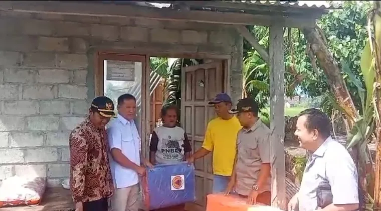 Wabup Ahmad Baharudin didampingi Kalaksa BPBD Tulungagung dan Camat Sumbergempol saat menyerahkan bantuan di rumah Mbah Kuning