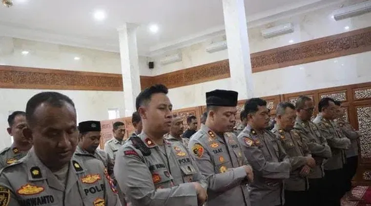 Jajaran Polres Tulungagung melaksanakan Shalat Gaib di Masjid Al Hafidz