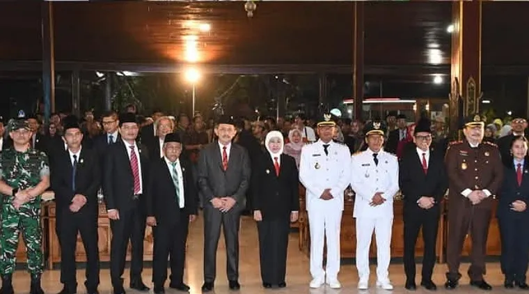 Gubernur Jawa Timur foto bersama Bupati / Wakil Bupati Tulungagung, dan Jajaran Forkopimda dalam acara Sertijab di Pendopo Kongas Arum Kusumaning Bongso