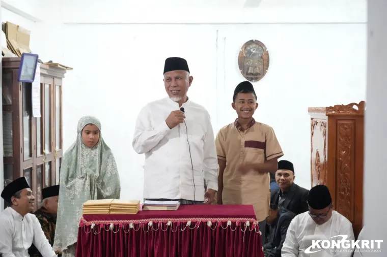 Gubernur Sumbar Beri Bantuan saat Safari Ramadan di Masjid Al Ihsan Nagari Salayo Tanang