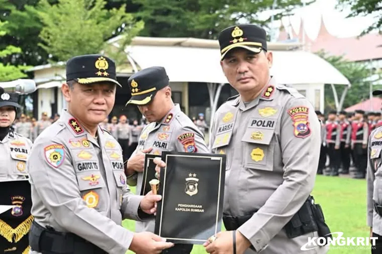 Kapolres Agam AKBP Muhammad Agus Hidayat Terima Penghargaan atas Dedikasi dalam Gerakan Salat Subuh Berjamaah