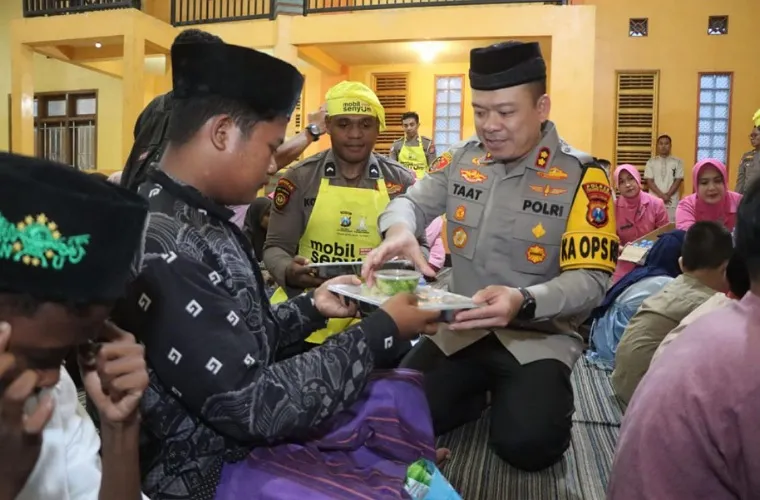 Kapolres Tulungagung AKBP Muhamad Taat Resdi membagikan makanan bergizi gratis di panti asuhan