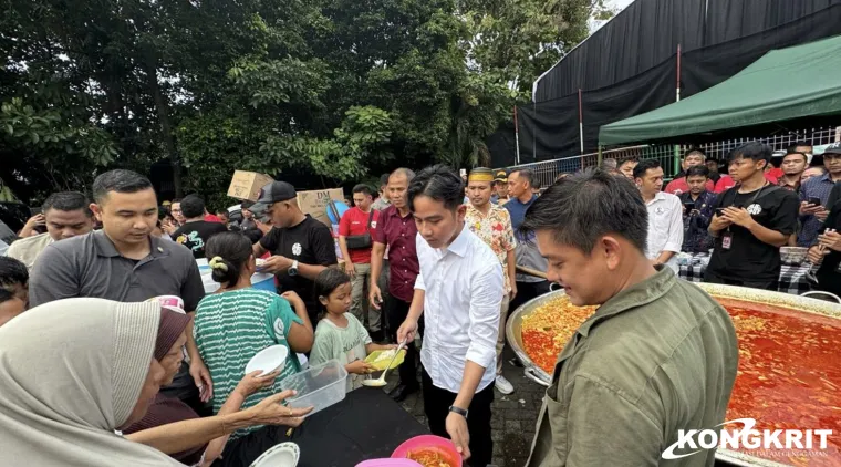 Momen Wapres Gibran Bersama Chef Bobon Santoso dalam Kegiatan Memasak untuk Warga Palmerah