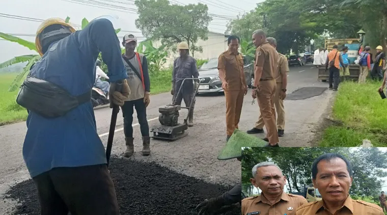 UPT PJJ Kauman saat melakukan penambalan jalan berlubang poros Cuiri - Karangrejo (Insert : Wabup Ahmad Baharudin didampingi Sekdin PUPR Tulungagung Agus Sulistiono).