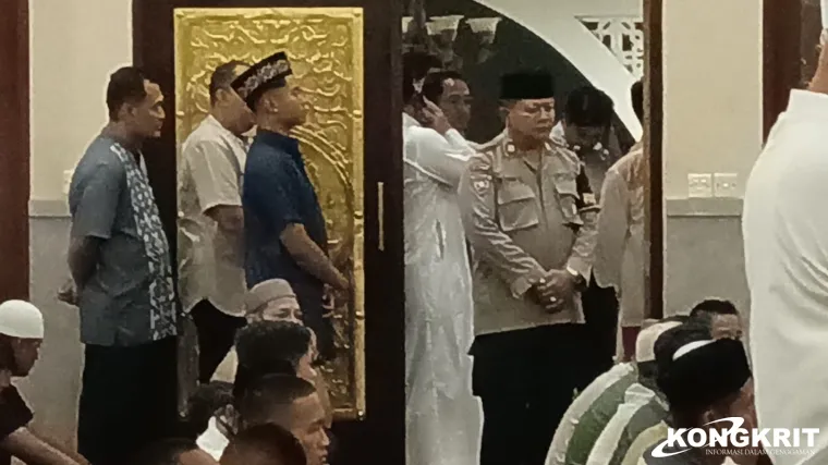 Polda Kaltim dan Masyarakat Laksanakan Salat Tarawih Bersama untuk Perkuat Kebersamaan di Bulan Ramadhan