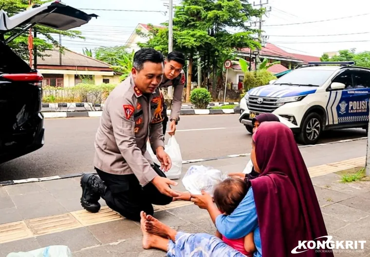 Polres Musi Banyuasin Bagikan Takjil kepada Masyarakat di Kota Sekayu