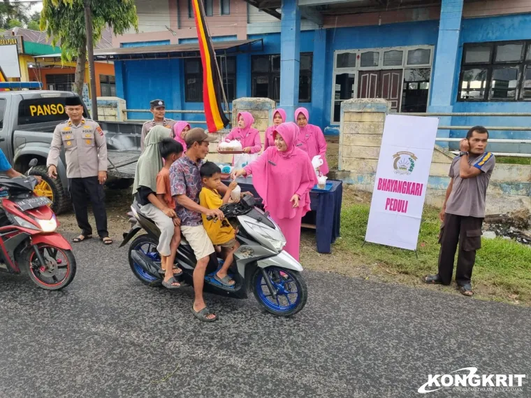 Polsek Sutera dan Polsek Pancung Soal Gelar Pembagian Takjil, Bukber, dan Sosialisasi Hotline 110 di Bulan Ramadan