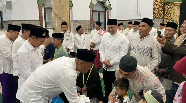 Bupati dan Wakil Bupati Tulungagung saat memberikan santunan kepada sejumlah anak yatim piatu pada acara Safari Ramadhan di Masjid Al Huda