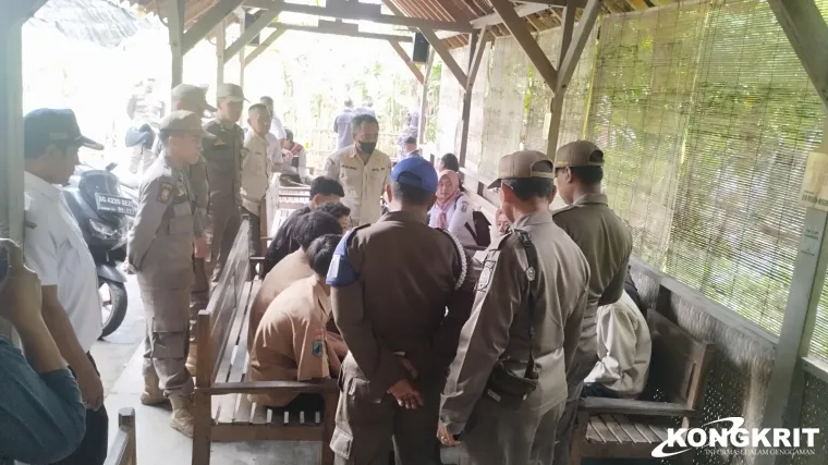 Petugas Satpol PP bersama Dinas Pendidikan saat mendapati pelajar sedang ngopi di warkop