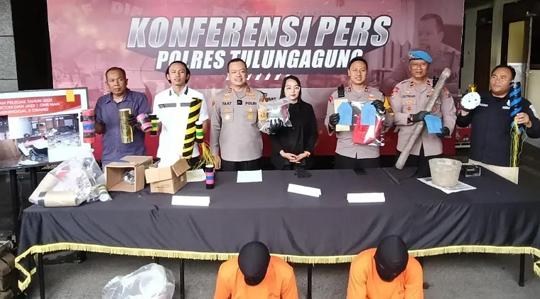 Kapolres Tulungagung didampingi Wakapolres, Kasat Reskrim, KBO Reskrim Kasi Propam dan Kasi Humas menunjukkan BB dan Tersangka saat press rilis kasus Handak Ilegal