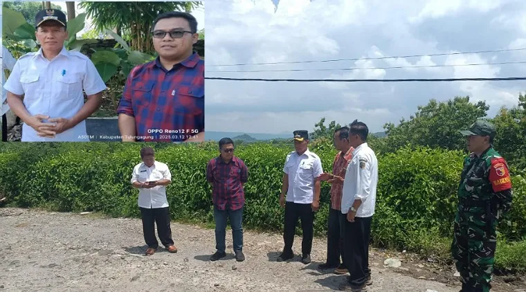 Wabup Ahmad Baharudin didampingi Yudha Sawung Permadi anggota DPRD saat meninjau lokasi jalan rusak di wilayah Desa Karanganom kecamatan Kauman