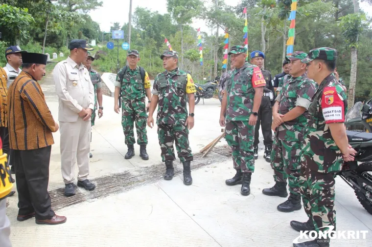 Wadan Pusterad Mayjend TNI Herianto didampingi Danrem 081, Dandim 0807 dan jajaran Forkopimda Tulungagung tinjau lokasi pembangunan rabat jalan di desa Nglurup