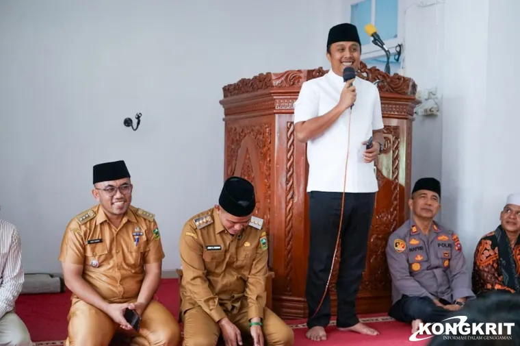 Wakil Gubernur Sumbar Vasco Ruseimi Serahkan Bantuan untuk Pembangunan Masjid Babussalam di Nagari Koto Baru