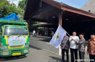 Bupati bersama Wabup didampingi Sekdakab berangkatkan pendistribusian zakat fitrah di dari halaman Pendopo Kongas Arum Kusumaning Bongso