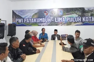 Bupati Lima Puluh Kota periode 2021--2024, Safaruddin berbincang - bincang dengan para wartawan sebelum masuk waktu berbuka puasa