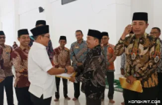 Bupati Padang Pariaman Serahkan Bantuan Zakat Ramadhan Berkah 1446 H di Masjid Raya IKK