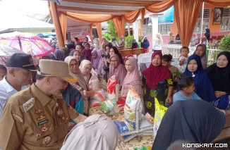 Foto Bupati Pessel, Hendrajoni, dengan didampingi Kepala Dinas Pangan dan Perikanan, Firdaus, saat meninjau operasi pasar murah di Balai Kamih Koto Baru, Nagari Kambang, Kecamatan Lengayang.