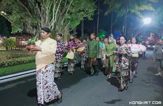 Rombongan Bupati Tulungagung Gatut Sunu Wibowo bersama Ny. Endang Gatut Sunu dan pengiring saat memasuki halaman Pendopo Kongas Arum Kusumaning Bongso