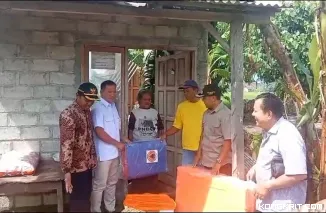 Wabup Ahmad Baharudin didampingi Kalaksa BPBD Tulungagung dan Camat Sumbergempol saat menyerahkan bantuan di rumah Mbah Kuning