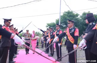 Disambut dengan Tradisi Pedang Pora dan Penghormatan Adat, Prosesi Penyambutan Kapolres Nagekeo Berlangsung Lancar