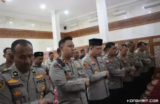 Jajaran Polres Tulungagung melaksanakan Shalat Gaib di Masjid Al Hafidz